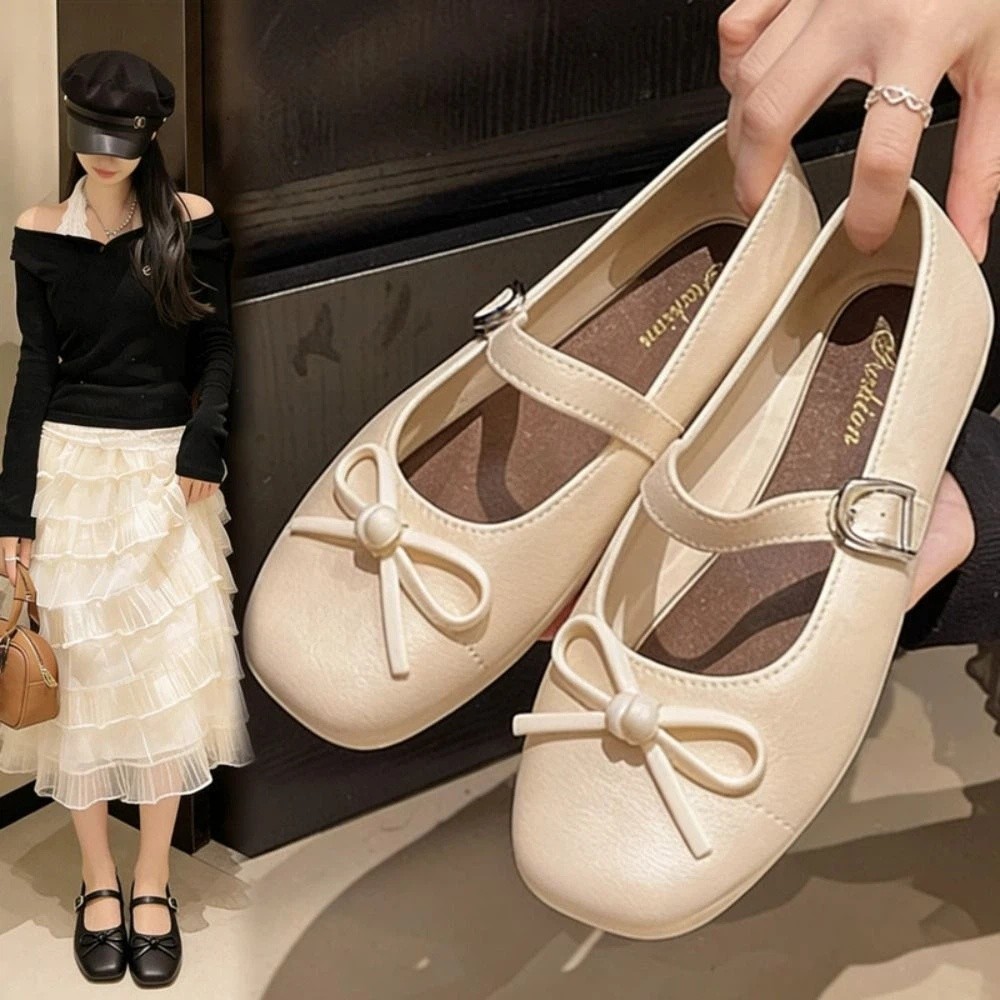 Sandals - 上品なパールとリボンが施された女性用サンダル。多様なシーンで活躍し、履き心地が良く、ローヒールでつま先を覆うデザイン。柔らかい素材で、滑りにくく、フラットなバレエシューズ。