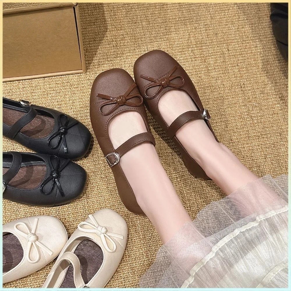 Sandals - 上品なパールとリボンがアクセントの女性用サンダル。滑り止め加工で、つま先を覆うデザイン。快適な履き心地で、ローヒール、柔らかいフラットソール。夏のワンピースに合わせやすい。