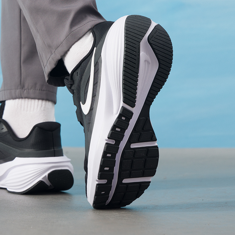 ナイキ メンズシューズ オリジナル 軽量 ロードランニングシ - Lightweight Road Running Shoes のレビューと価格