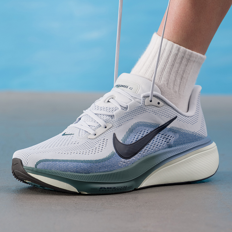 ナイキ メンズシューズ オリジナル 軽量 ロードランニングシ - Lightweight Road Running Shoes のレビューと価格