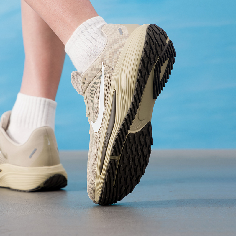 ナイキ メンズシューズ オリジナル 軽量 ロードランニングシ - Lightweight Road Running Shoes のレビューと価格